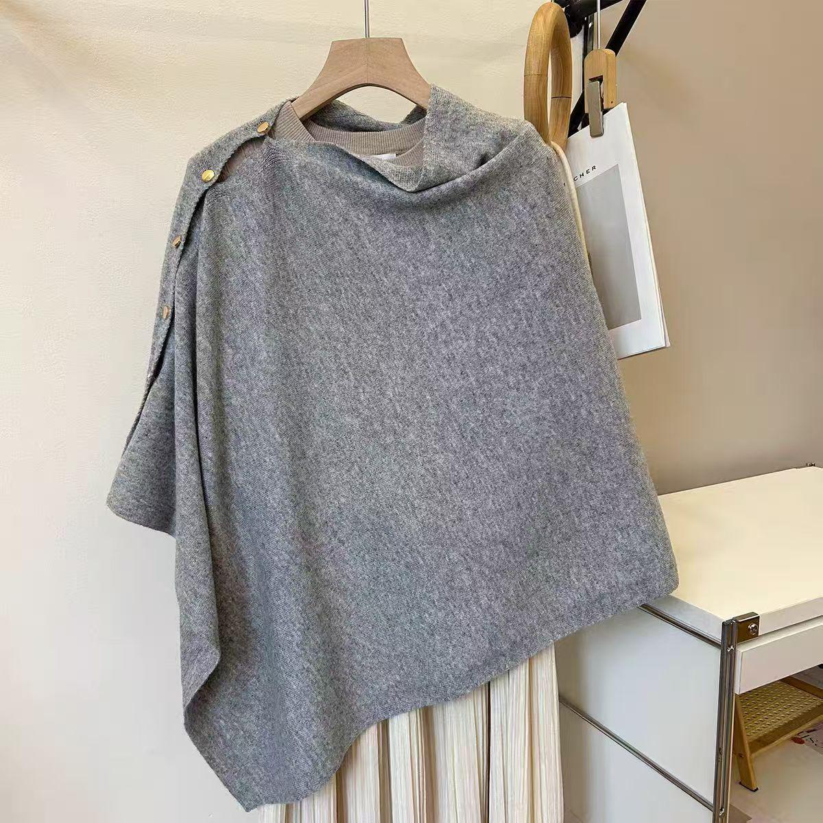 

Женская однотонная вязаная шаль-накидка с пряжкой