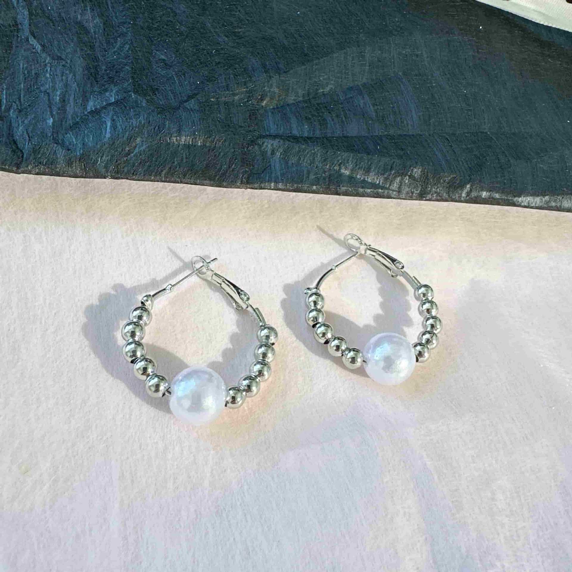 

Lrysss Simple and Cool Style, Unique and Stylish Small Pearl Earrings for Women, Geometric Circle Pearl Versatile Stud Earrings срібний