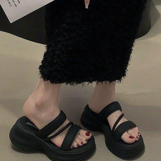 Muffin Thick-soled Heightening Slippers Women's Summer Wear 2025 New Internet Celebrity Fashion Niche High-end Sandals Drag