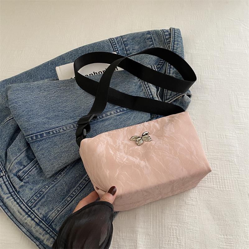 

2025 new underarm bag women s high-end sense of foreign style women s niche design ins fashion explosion shoulder messenger bag розовый