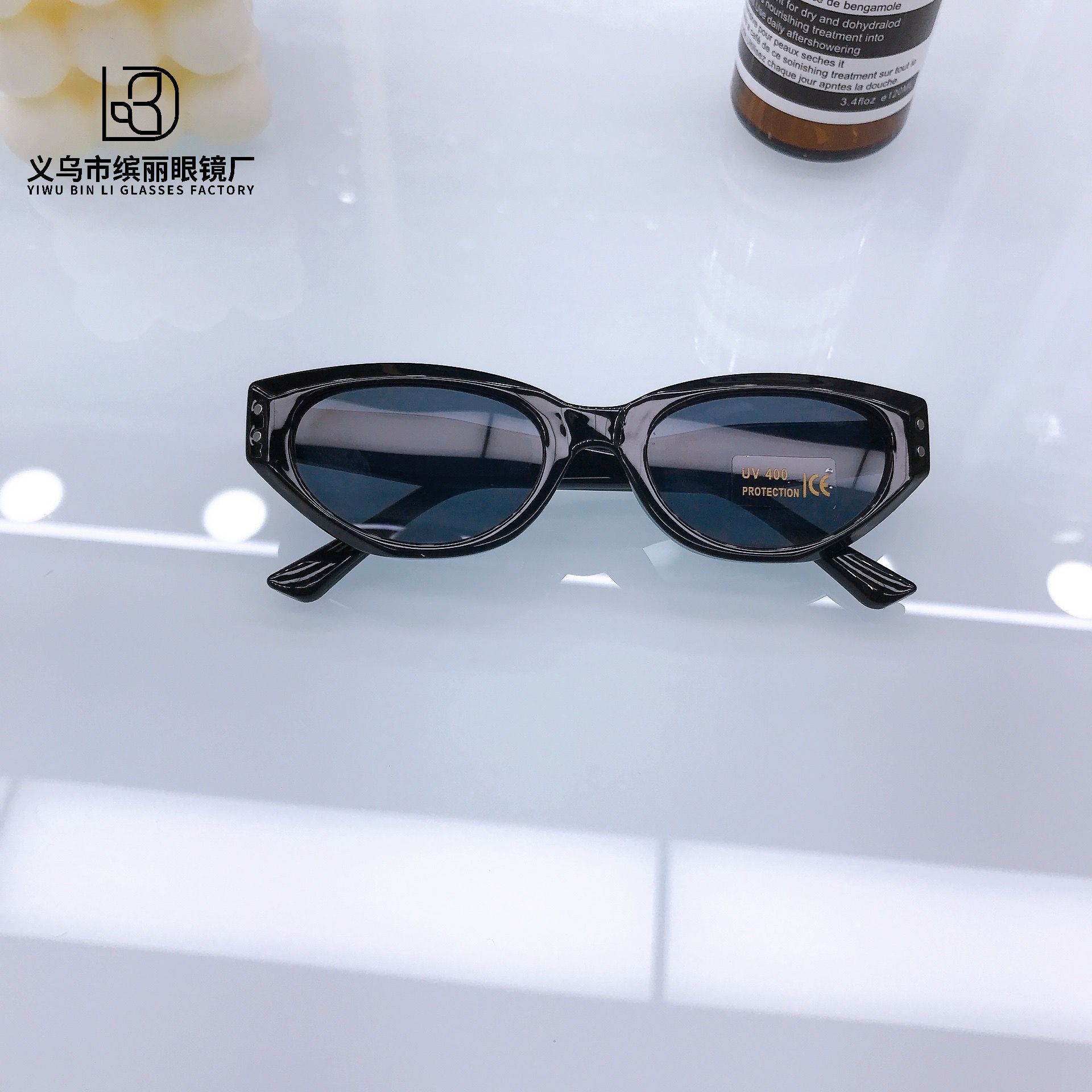 

Детские солнцезащитные очки Солнцезащитные очки в иностранном стиле Персонализированные модные летние солнцезащитные очки Защита от ультрафиолета Вогнутая форма Универсальные очки