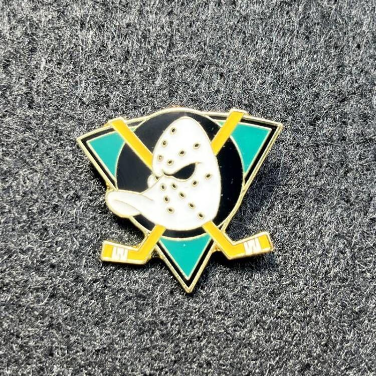 Creative Alloy Lapel Pin Fashion Brooch Collar Pin Badge for Clothing Accessories with Durable Metal Construction and Secure Clasp Design