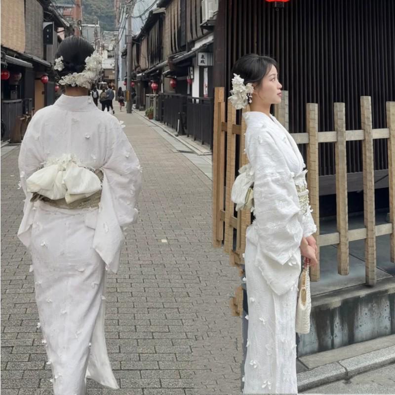 Sieviešu japāņu kimono un yukata kleita
