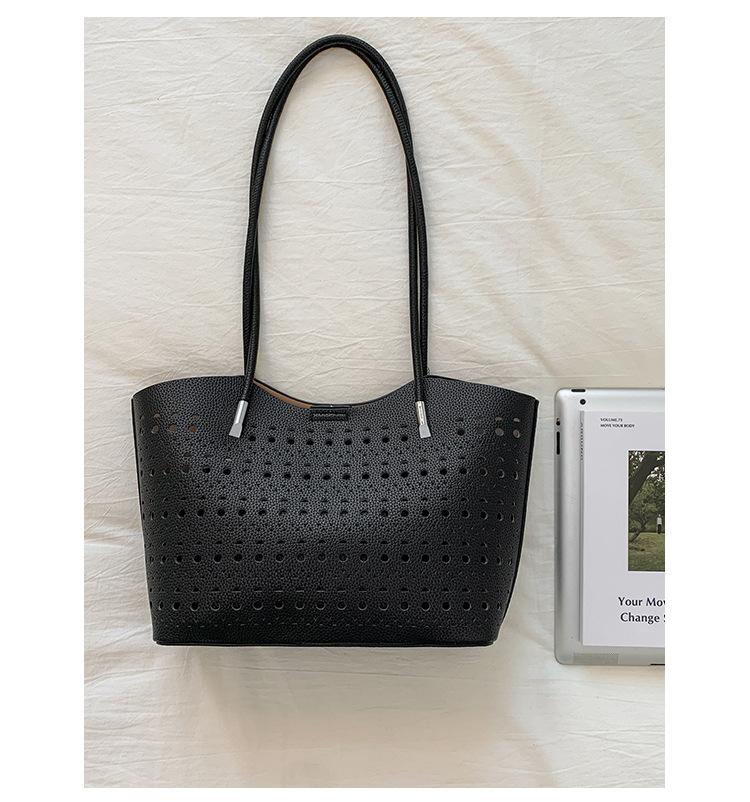 

Korean version of large-capacity high-end underarm bag 2025 new lazy fashion hollow shoulder bag foreign-style child and mother bag women чёрный