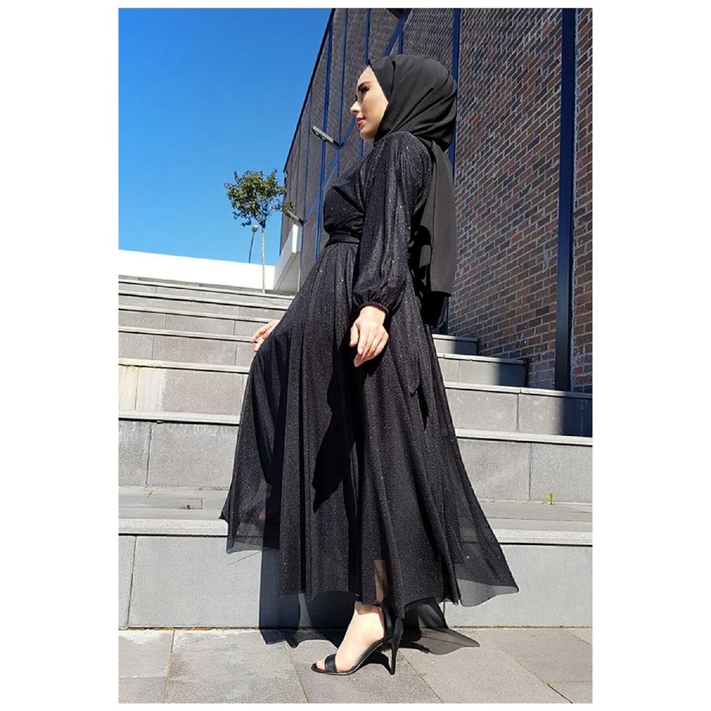 Silbrig-schwarzes Hijab-Abendkleid mit Taillengürtel