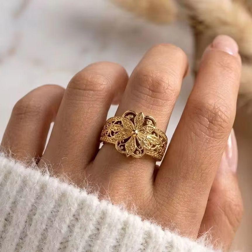 Vintage Elegant Hollow Carved Floral Ring for Women Bohemian Gold Plated Flower Finger Ring Party Banquet Luxury Jewelry Gift