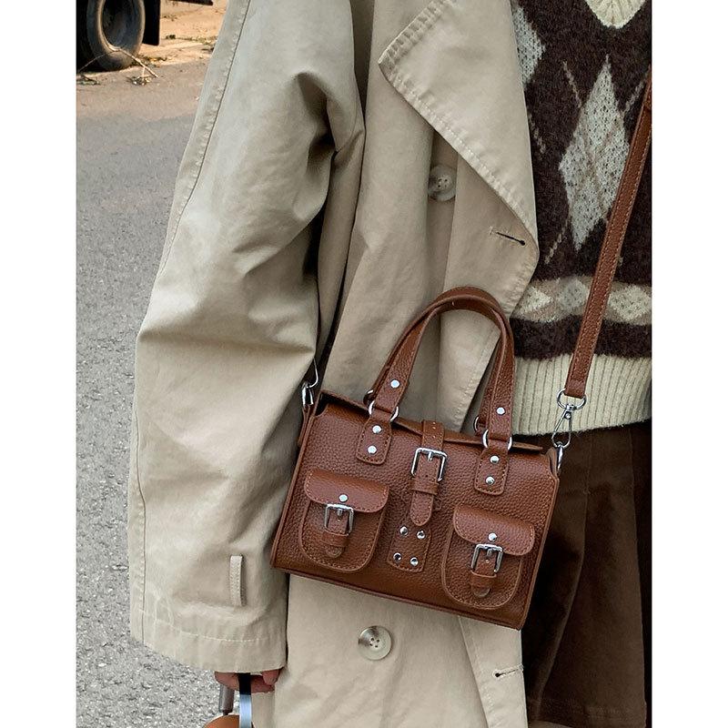 

Ретро текстурная сумочка маленькая сумка женская 2025 новая простая маленькая квадратная сумка универсальная на одно плечо кроссбоди сумка-мотоциклетка коричневый