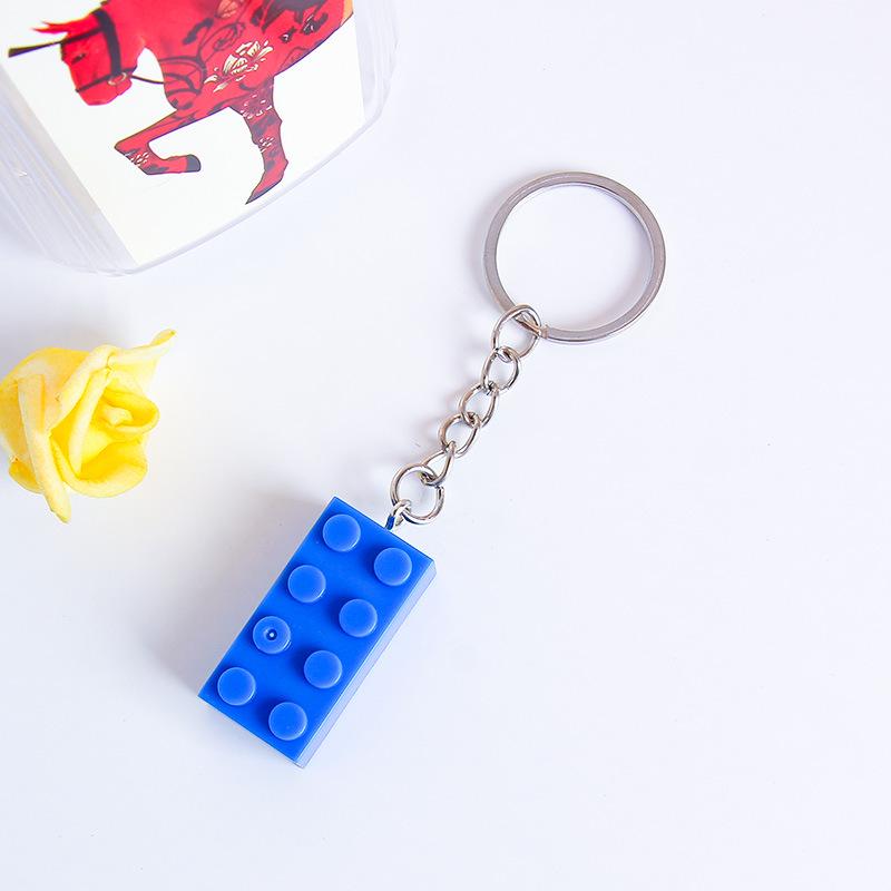 Bunte 2x4 Noppen Schlüsselanhänger: Personalisierter Taschenanhänger Ornament & Kleines Geschenk
