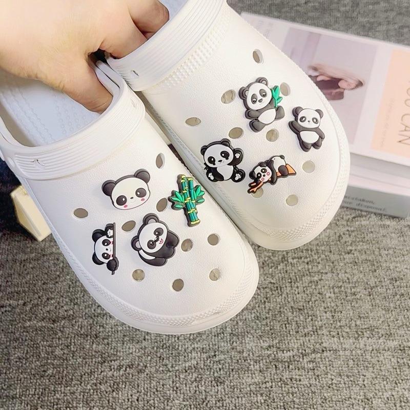 8 Stück Mode Schuhanhänger für Clogs Set Zubehör Lochschuh Schnalle Niedlicher Panda Bambusblatt DIY Schuhdekorationen