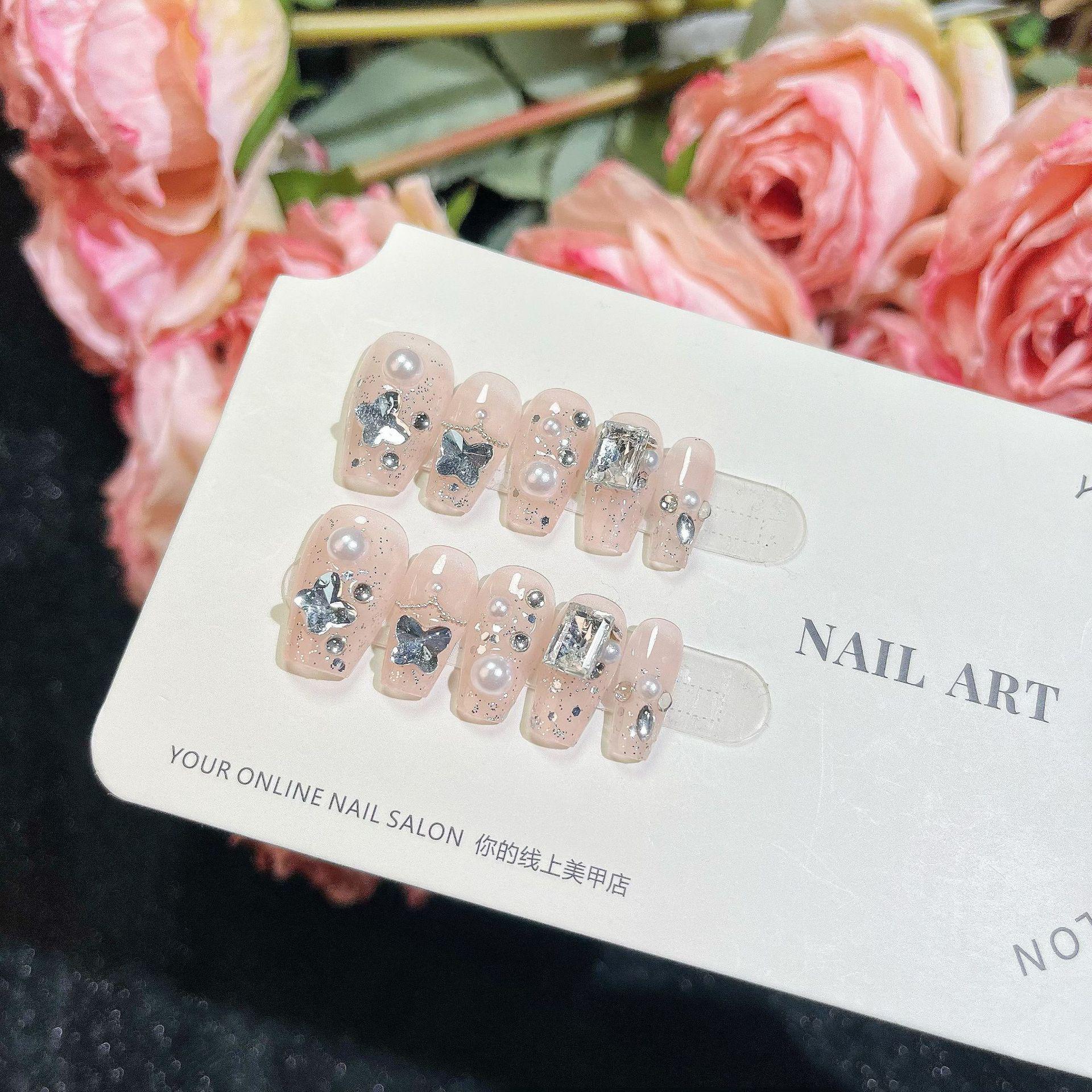 

Элегантные жемчужные и бриллиантовые накладные ногти ручной работы со съемным светотерапевтическим покрытием Medium