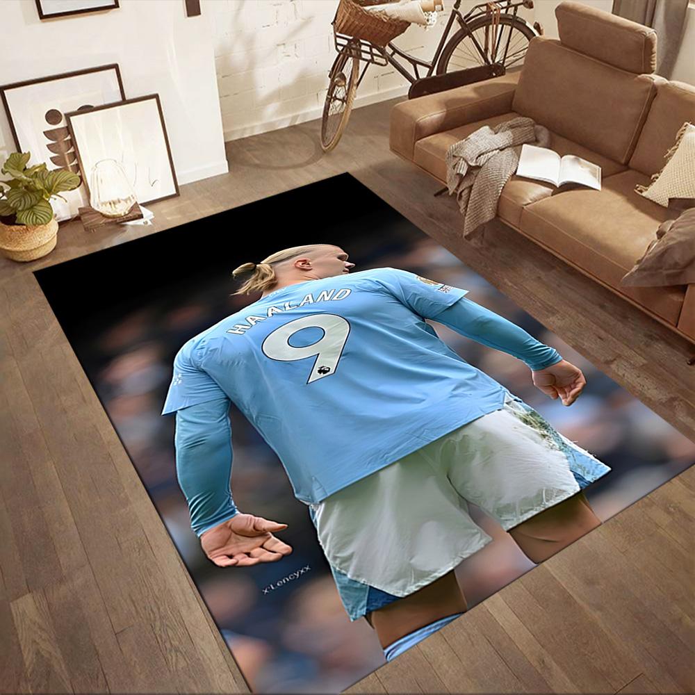 I tappeti Haaland At The Stadium Square sono un'ottima scelta per soggiorni, camere da letto, decorazioni per la casa e come regali.