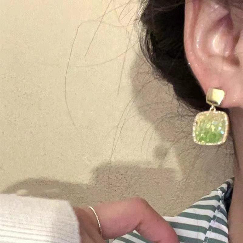 French vintage green square synthetic zircon earrings for women, light luxury elegance, high-end stud earrings, new versatile earrings wholesale