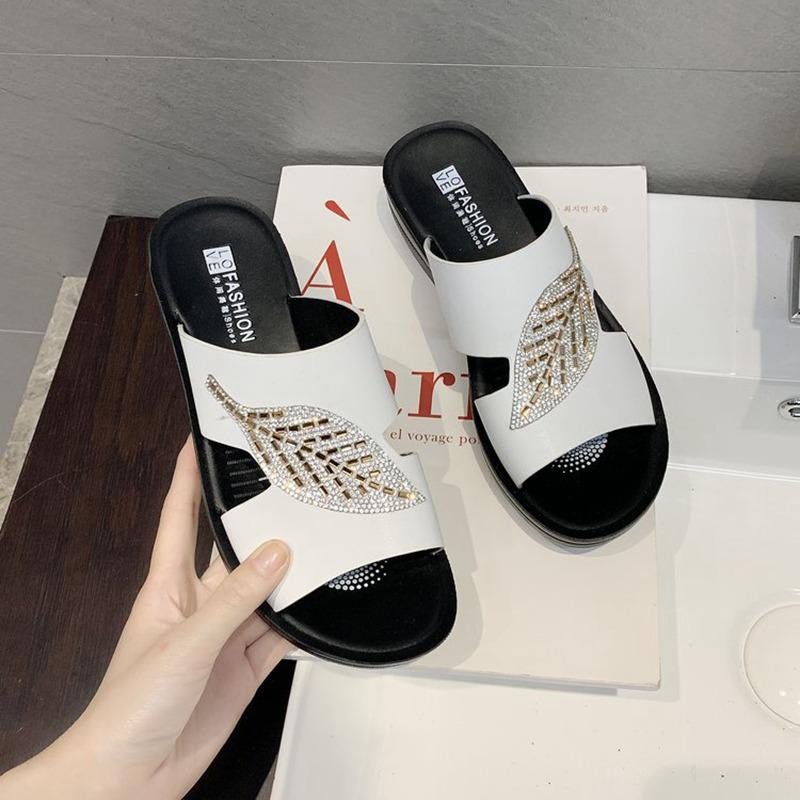 

Модные летние женские новые тапочки с уклоном большого размера для пожилых людей среднего возраста, нескользящие удобные модные сандалии с мягкой подошвой 40 белый