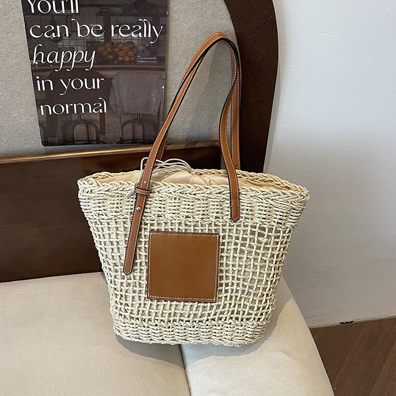 

Связанный вручную летний пляжный комплект с вместительной сумкой-корзиной для овощей, подходящий для летнего отпуска.