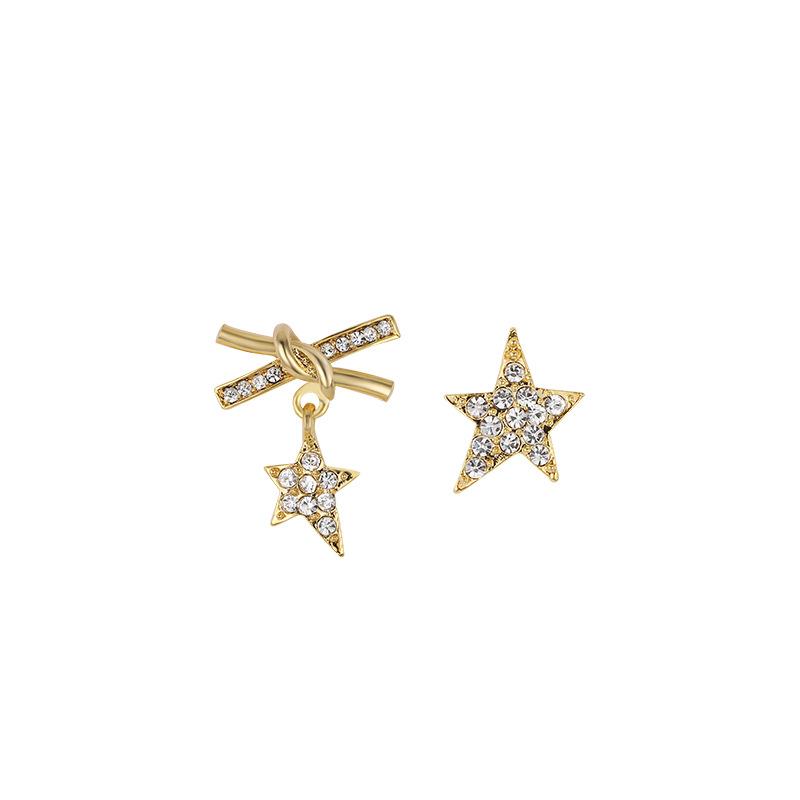 

Корейская версия асимметричных сережек в форме пятиконечной звезды. Простые и высококачественные серьги с небольшим темпераментом.