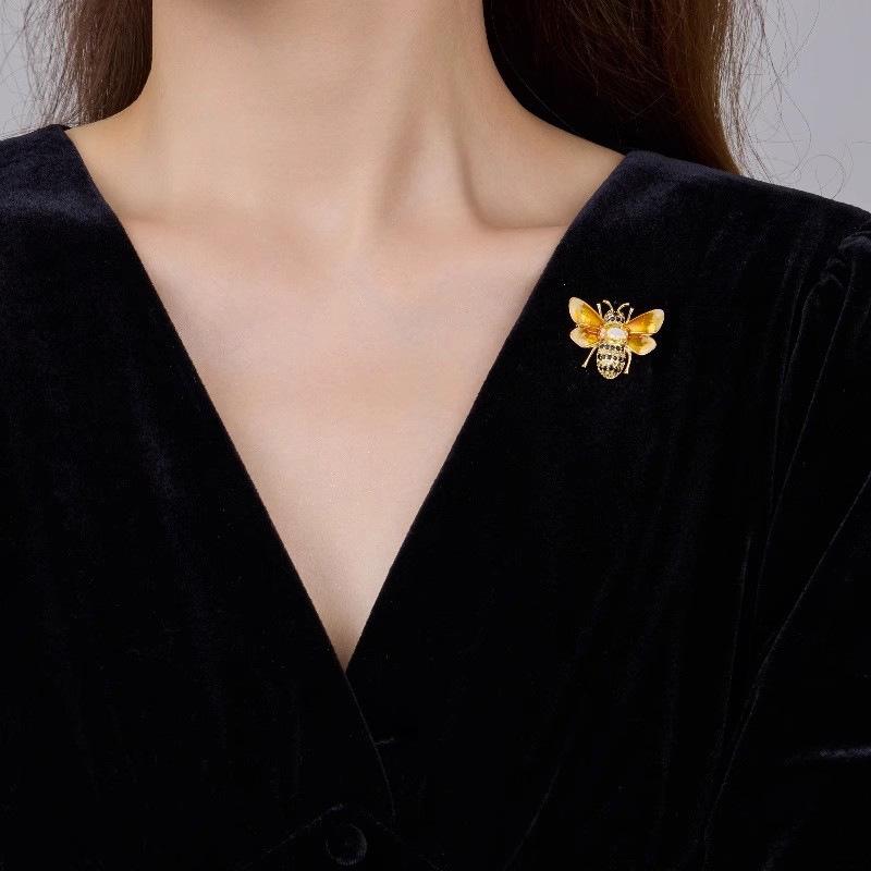 Exquisite Bee High-end Women's Light Luxury Ins Trendy Collar Anti-exposure Buckle Brooch