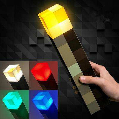 1 Stück MC Game Brownstone Fackel Lampe Figur 4 Farben LED Nachtlicht Schlafzimmer Dekorative Tischlampe USB-Aufladung mit Schnalle Kinderspielzeug Geschenk