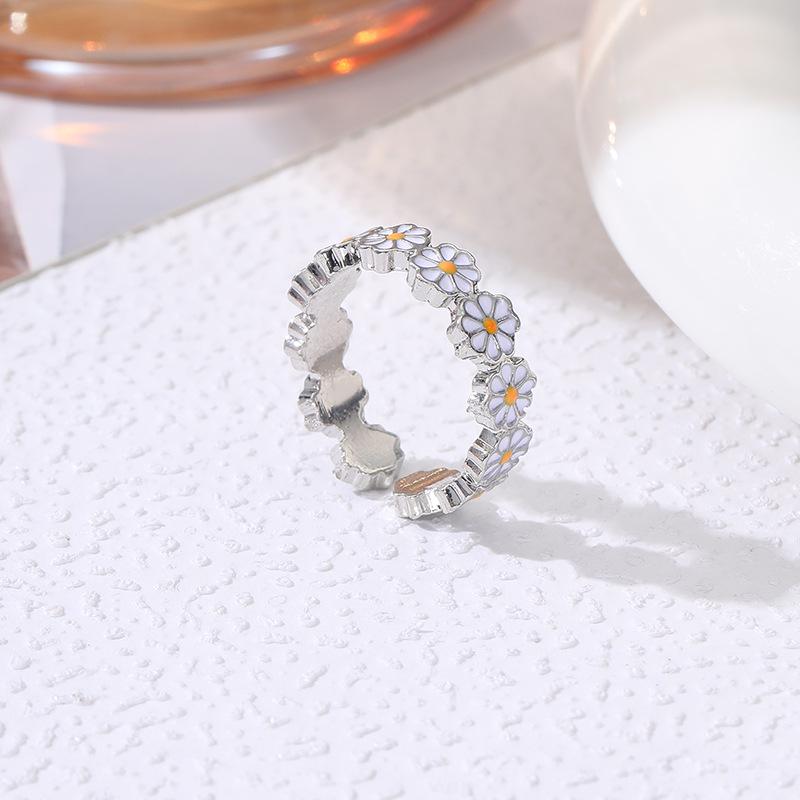 

Свежие серьги-капли и кольцо в стиле Мори с маргаритками One Size