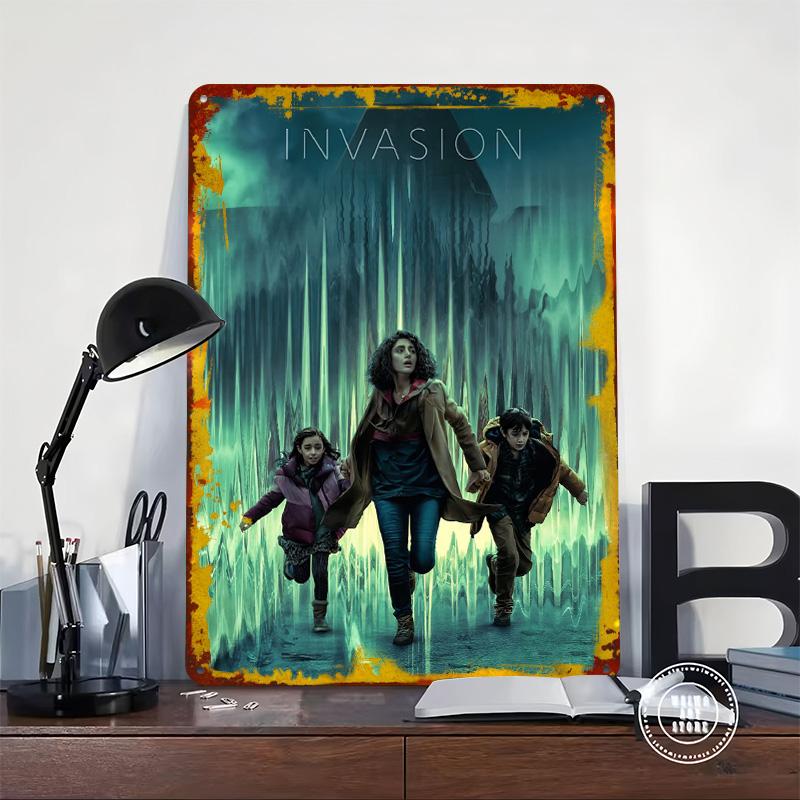 Invasion Family Running From Alien Threat Tin Plaque Poster Customized Wall Art Retro Vintage Metal Signs for Man Cave Decor
