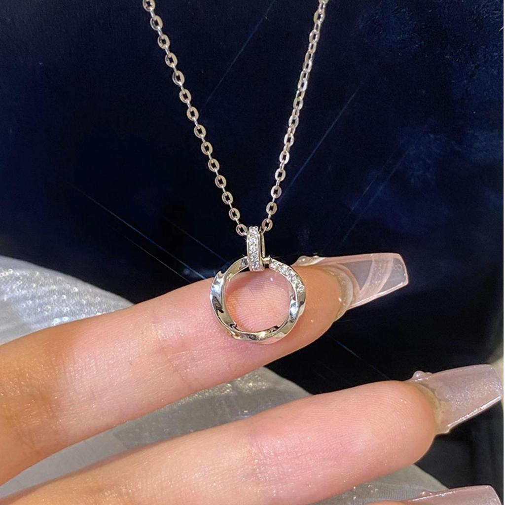 Women's Light Luxury Mobius Ring Clavicle Chain Necklace – Stylish, Niche Design Accessory