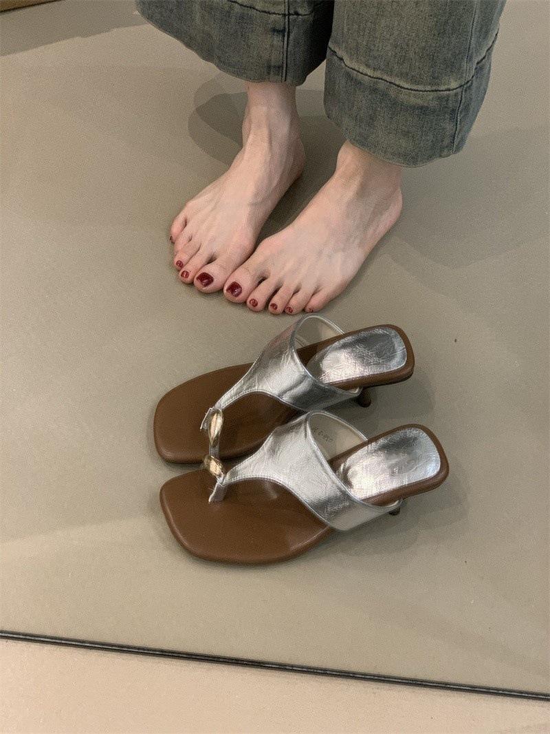 

Design sense niche high heels summer 2025 French retro metal buckle sleeve toe flip-flops cool slippers 42