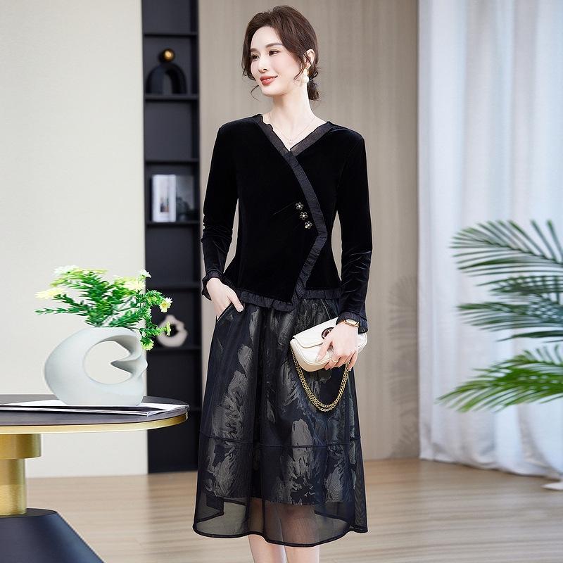 

Бархатный комплект с футболкой с длинным рукавом и юбкой-полусолнце для стильных женщин среднего возраста XXL (suggested 110-125 jin) чёрный