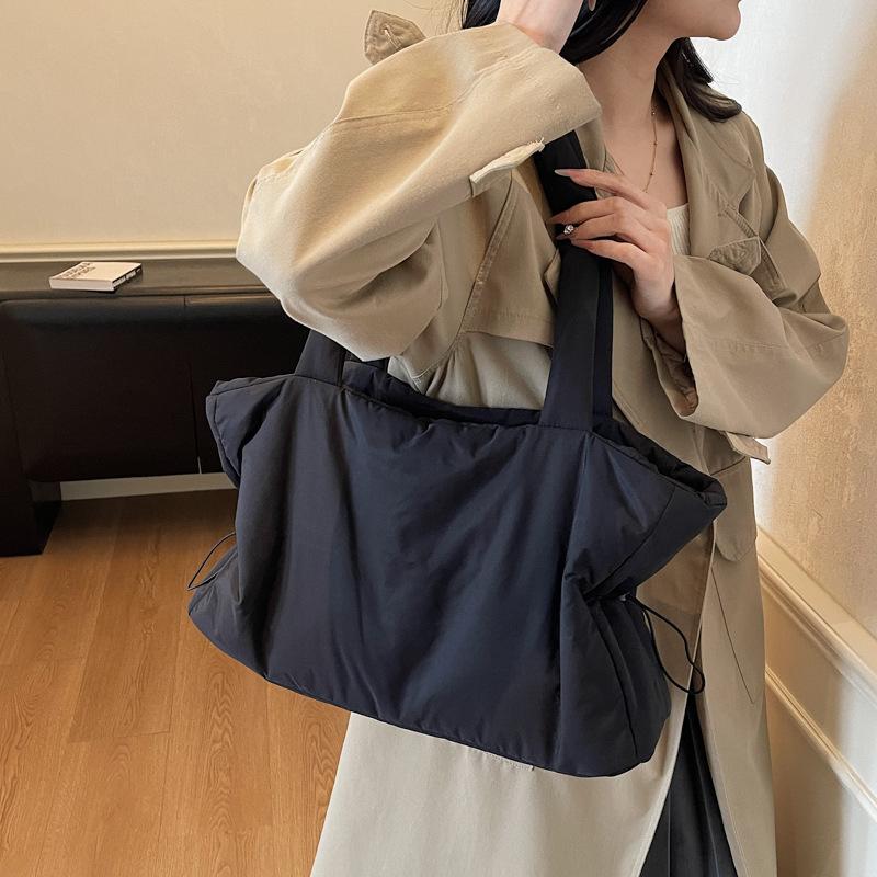 Large capacity bag women 2025 popular new tote bag nylon ins commuter student shoulder armpit bag women