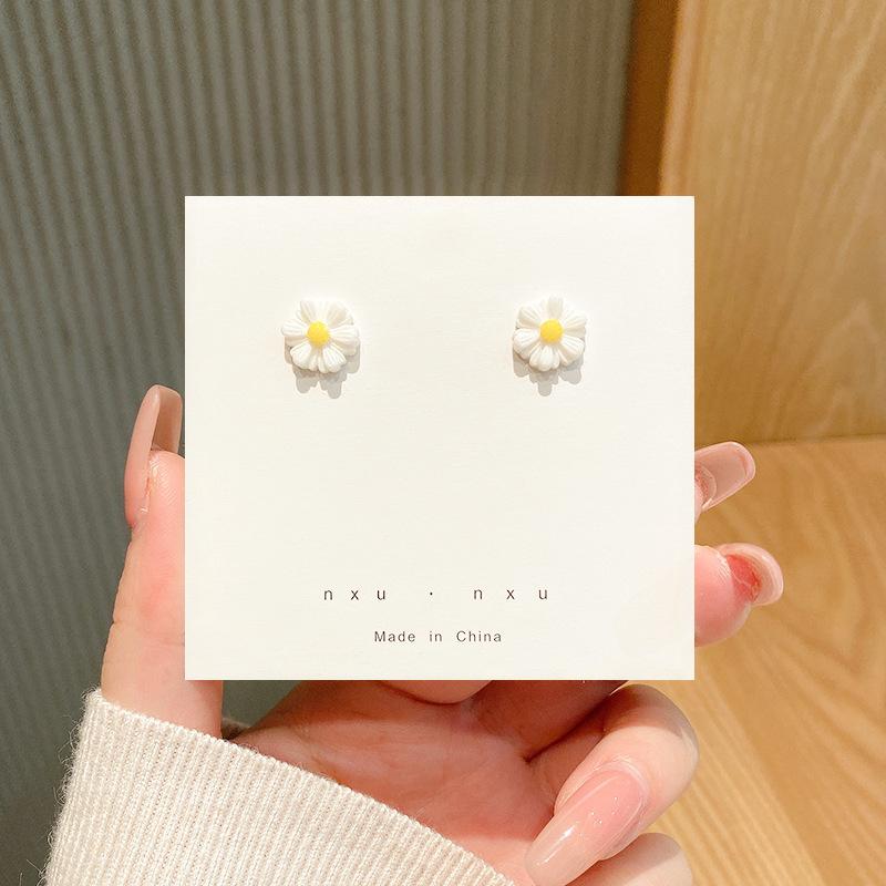 Sweet White Color Daisy Stud Earrings for Women Minimalist Small Flower Ear Jewelry Brincos Wholesale Birthday Gift