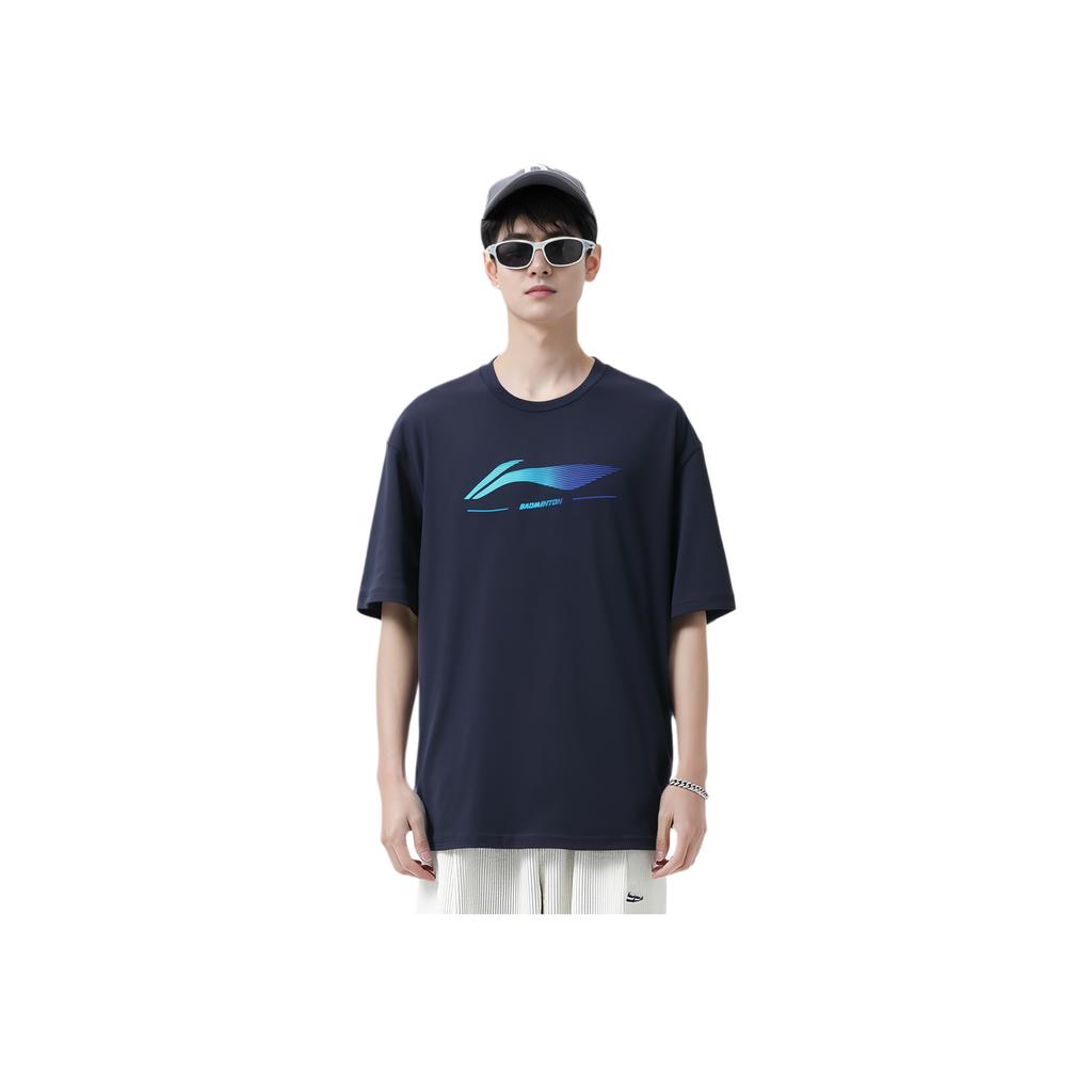Li Ning Serie Badminton Stampa Logo Asciugatura Rapida Fresco Manica Corta Spalla Bassa T-Shirt Unisex T-Shirt Blu Inchiostro AHSU469-5