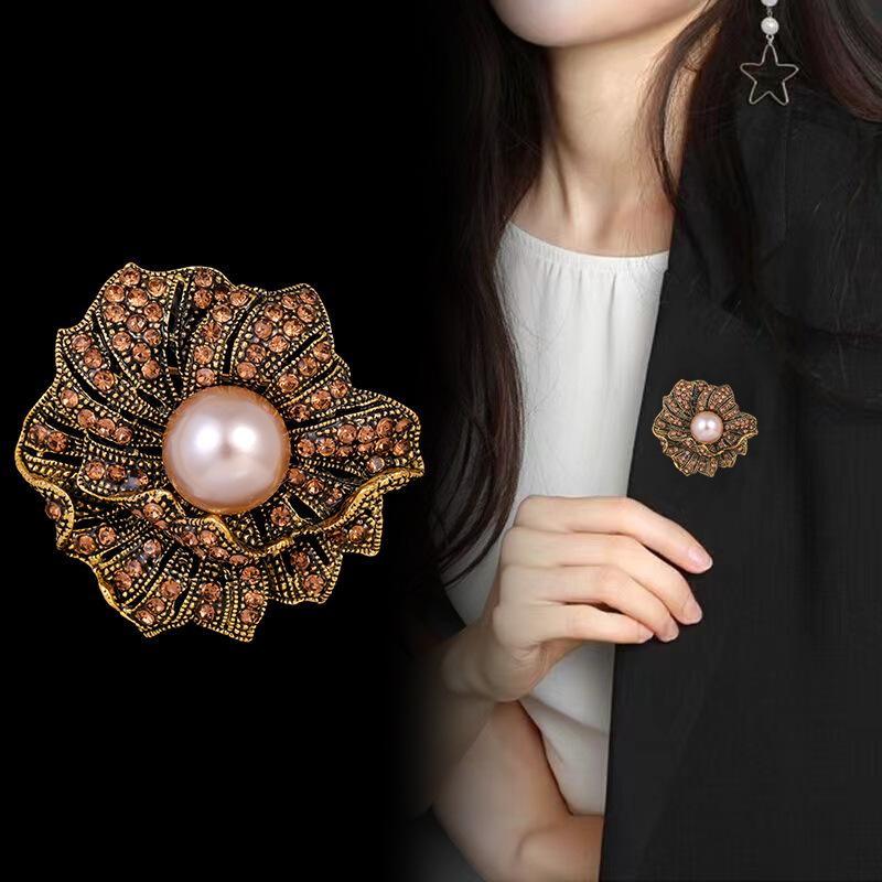 Retro Leaf Pearl Brooch Pin With Embedded Diamonds Elegant Fashionable Jewelry Accessory Pin Brooch