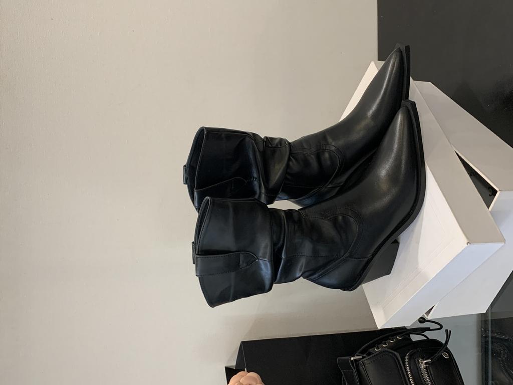 2025 autumn and winter new fashion retro short boots Korean version thick heel sleeve short boots pleated Martin boots