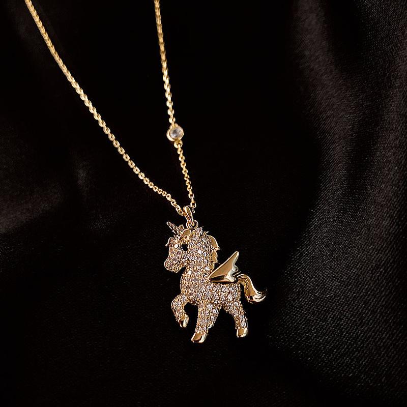 Collier pendentif cheval en cristal de luxe pour femme Pendentif animal en strass brillant Chaîne de clavicule élégante Bijoux de fête pour filles Cadeau