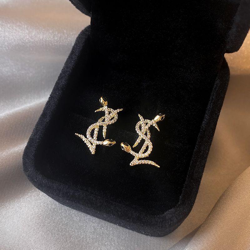 

Золотые серьги-пусеты в виде змеи, доступная роскошь, модные, для женщин, новинка 2025 года, элегантные, эффектные, серьги на каждый день Original Design Benmingnian Snake