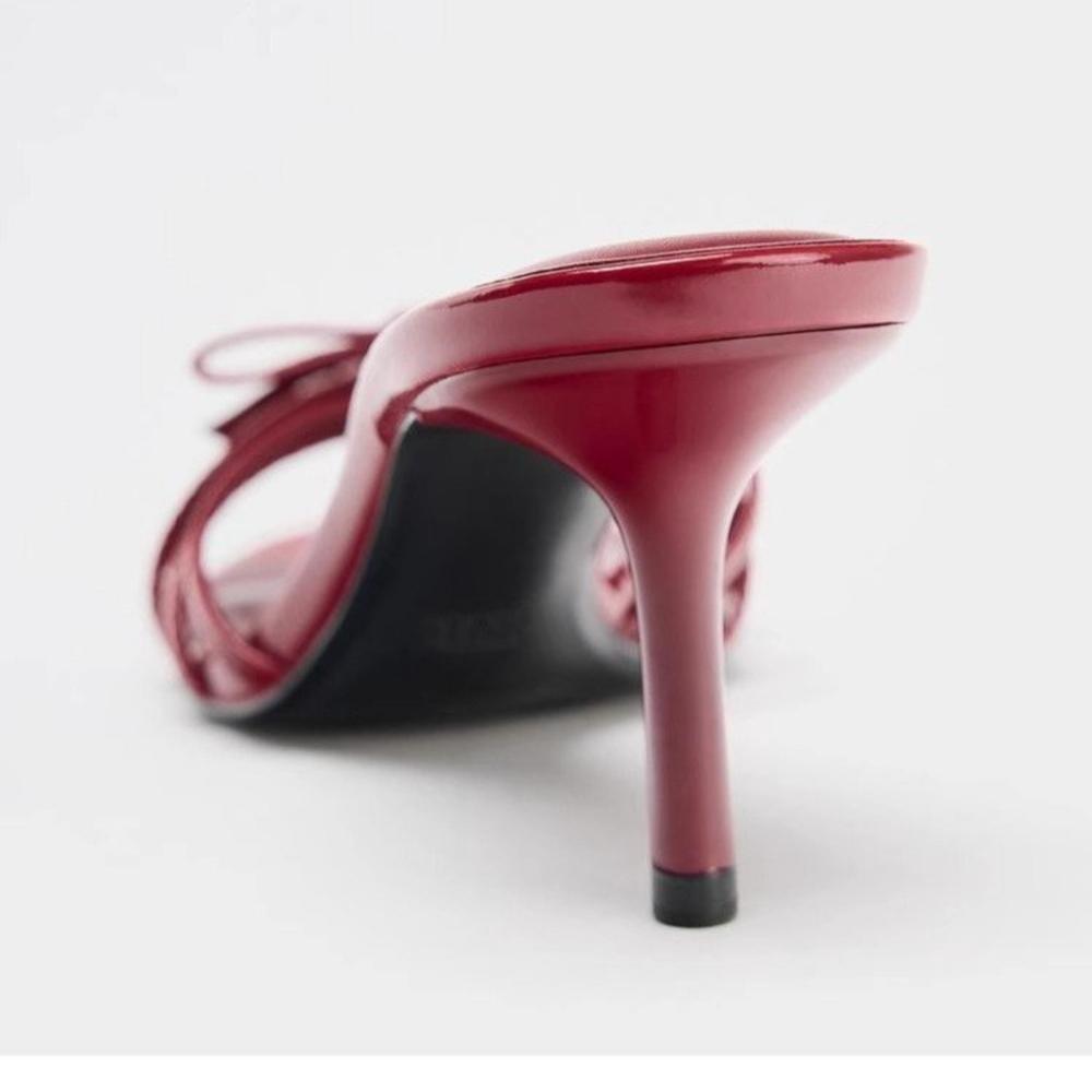 2026Weinrot High Heels Sandalen für Damen Quadratische Zehenpartie Schleifen-Dekor Sommer Outdoor Hausschuhe Dünne Ferse Party Hochzeits Schuhe