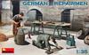 Miniart 1/35 Maßstab Deutscher Reparaturmann (2er Set) mit Werkbank und Werkzeugen, Kunststoffmodellbausatz MA35353
