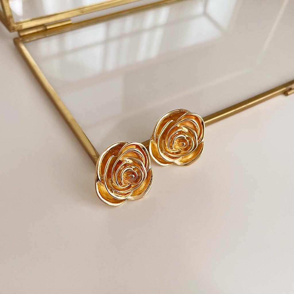 Boucles d'oreilles médiévales vintage à perles: Design rétro à l'huile coulée avec une touche haut de gamme et une personnalité unique