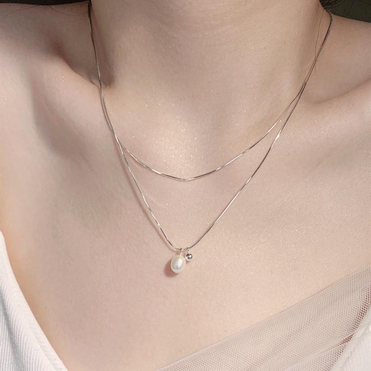 Niche double-layer pearl necklace for women's Korean simple and cold style advanced stacking design temperament snake bone chain