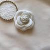 Handgefertigte Kamelien-Brosche im französischen Stil - Retro-Stoffblumen-Corsage für Jacken