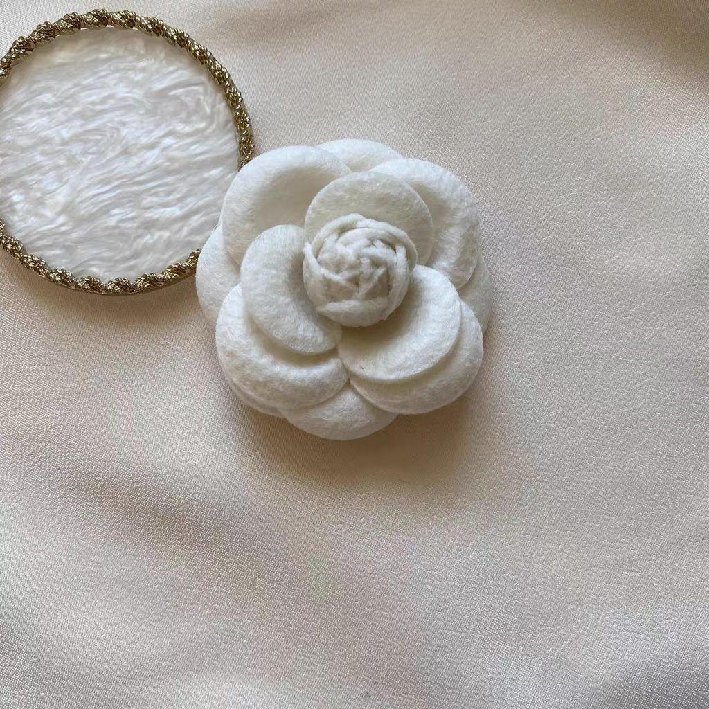 Handgefertigte Kamelien-Brosche im französischen Stil - Retro-Stoffblumen-Corsage für Jacken