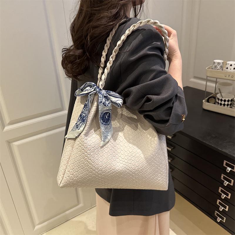 2025 new early autumn large-capacity bag women's fashion shoulder bag niche simple student class commuting tote bag