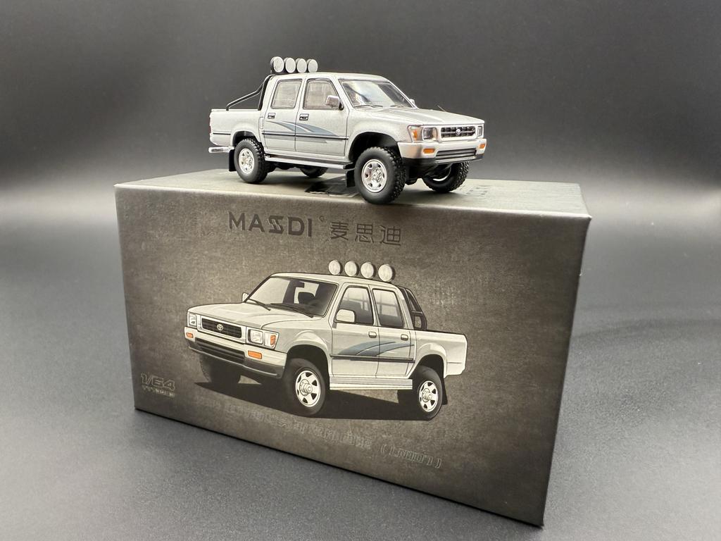 Masdi 1:64 1994 Toyota Hilux Dual Row Four-wheel Drive Ln107 Simulation Miniature Die-cast Model Car Collectible Custom Toy Gift