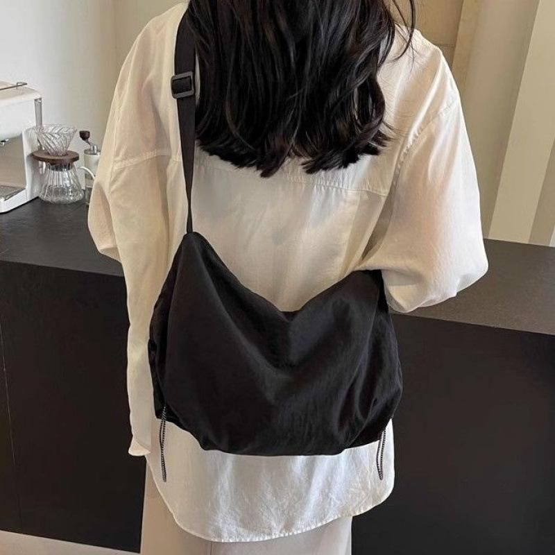 

Japanese waterproof nylon dumplings new messenger bag large capacity tote leisure class one shoulder commute чорний