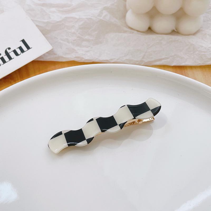 Checkerboard Black & White Plaid Hairpin: Simple, Seamless Duckbill Clip for Women