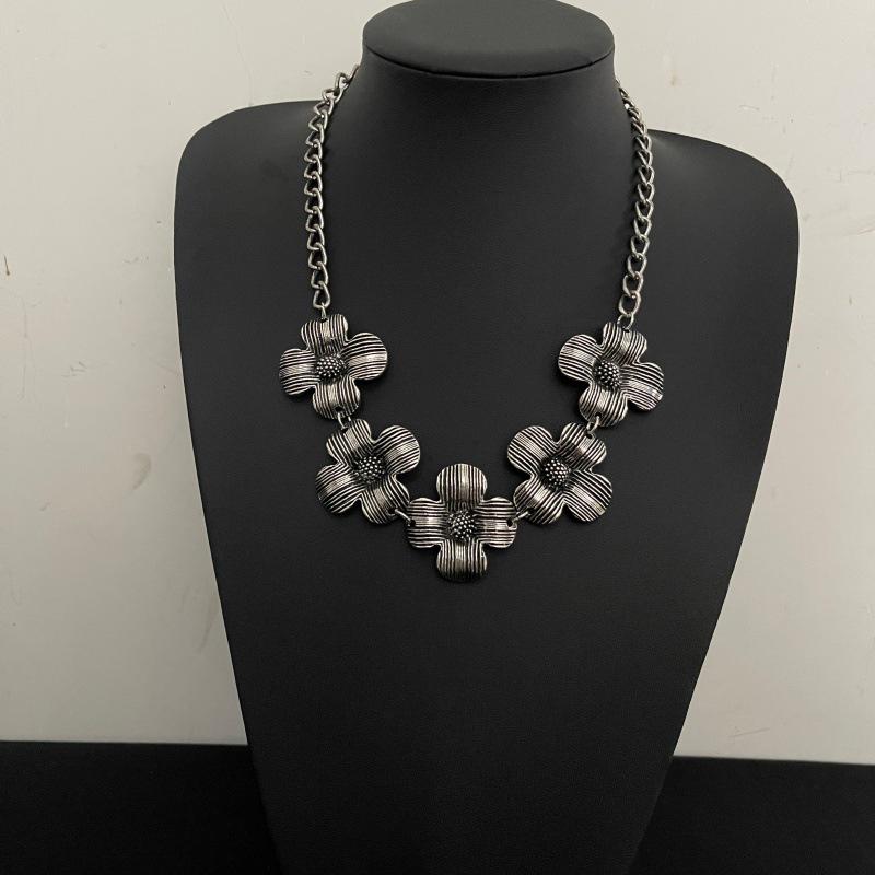 Unique Style Flower Necklace: Trendy High-Class Clavicle Chain for Women, Exquisite Temperament Choker