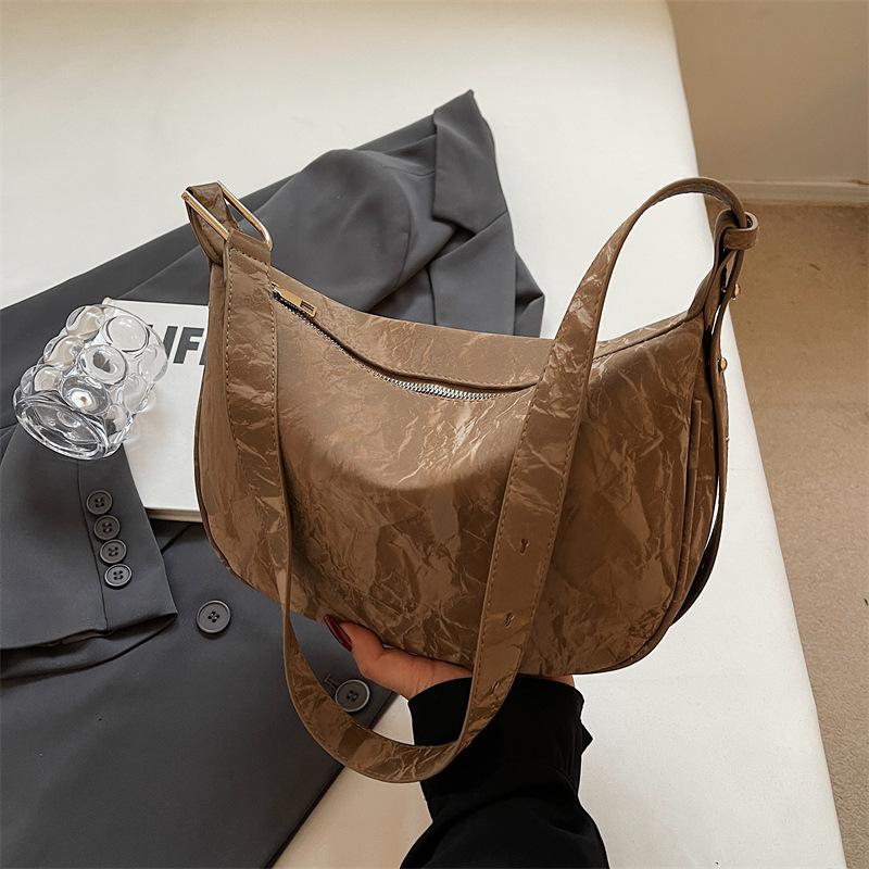 

2025 новая вместительная сумка для поездок на работу, весенне-летняя универсальная повседневная сумка подмышку, милый брелок, модная женская сумка через плечо 26*10*19 коричневый