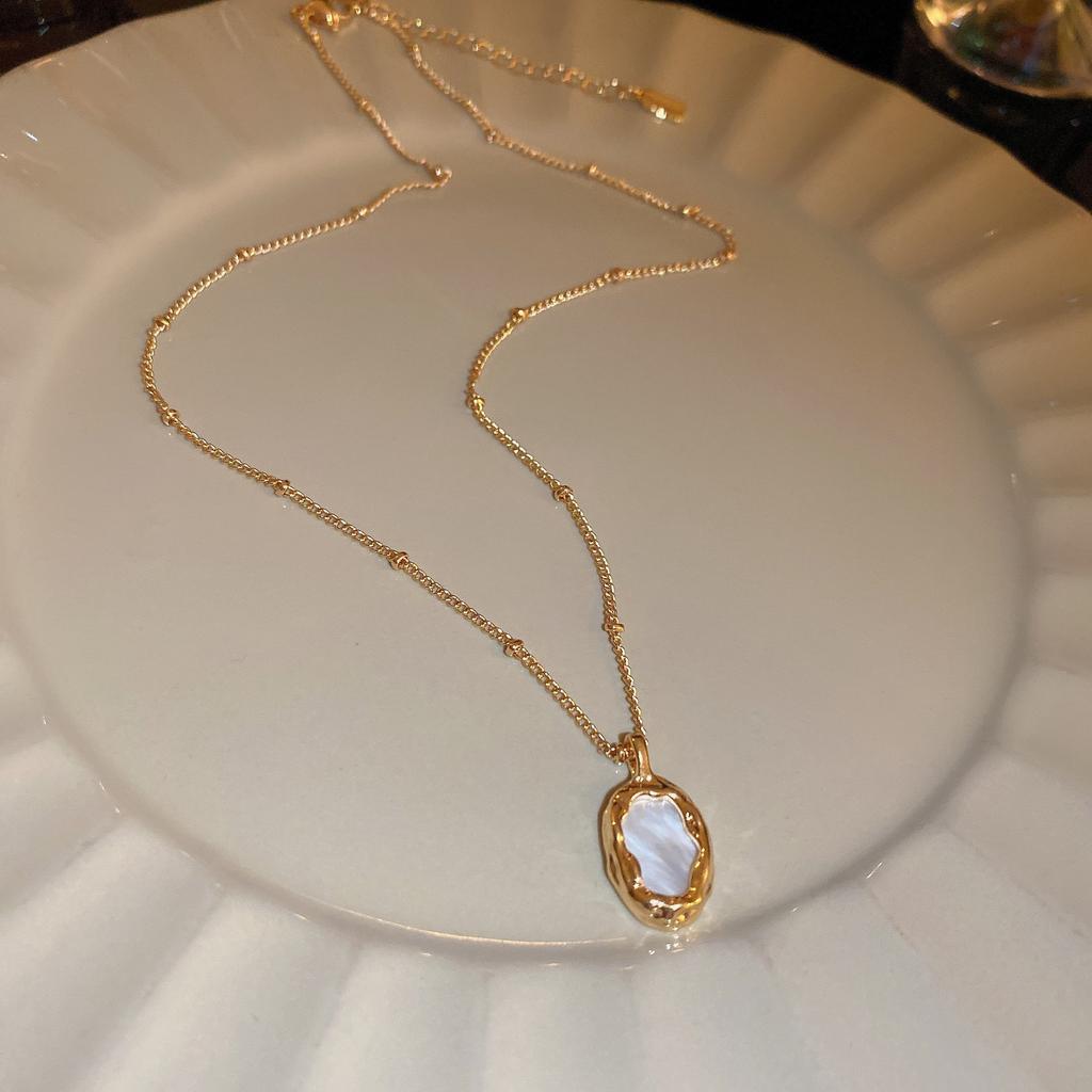 Butterfly Irregular Pearl Necklace Medieval Vintage Temperament Collarbone Chain Versatile High-end Jewelry