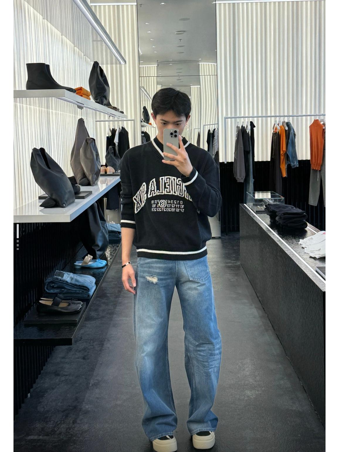 

Унисекс вязаный свитер MM6 Maison Margiela с цифровым принтом - Круглый вырез, V-образный вырез, Пониженная линия плеча, Длинный рукав, Универсальный стиль Small