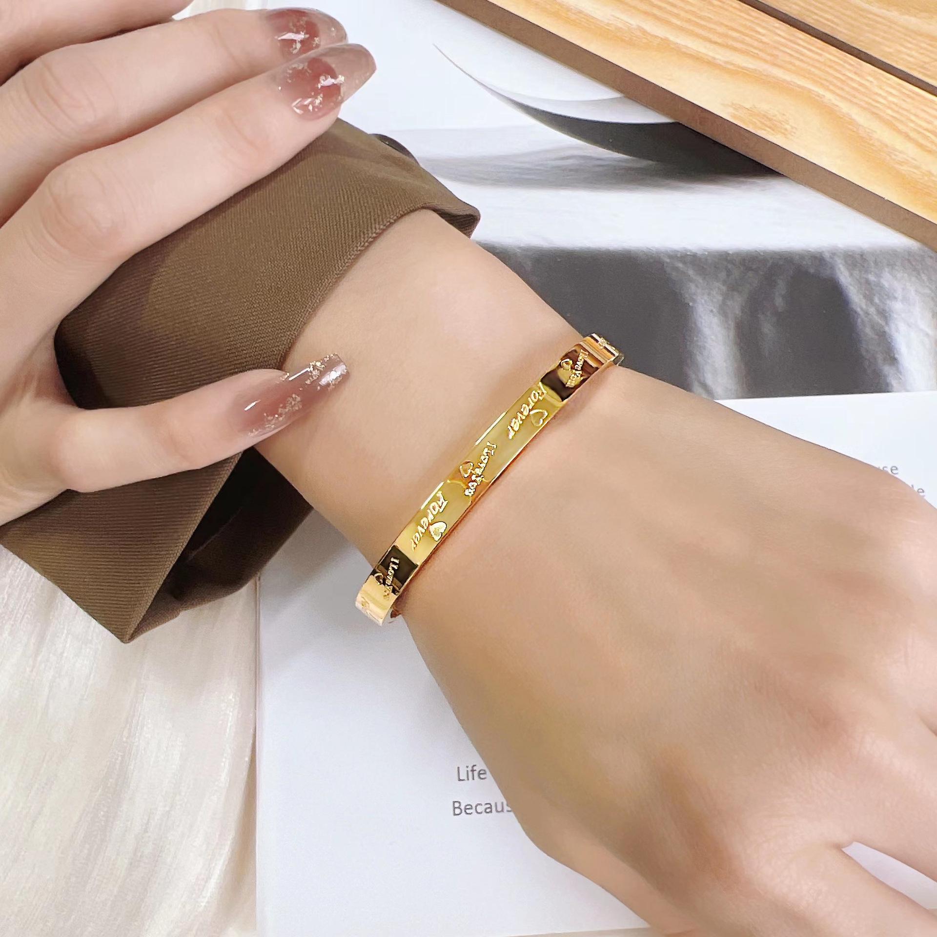 

Роскошный браслет для пары из титановой стали «Сердце Любовь Навсегда» для женщин - Классический, Стильный и Универсальный. Heart Letter Bangle - Gold