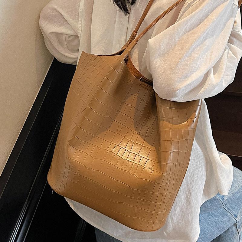 Simple and large-capacity bag women's 2025 summer new lightweight Tongkan shoulder bag high value tote bag bucket bag
