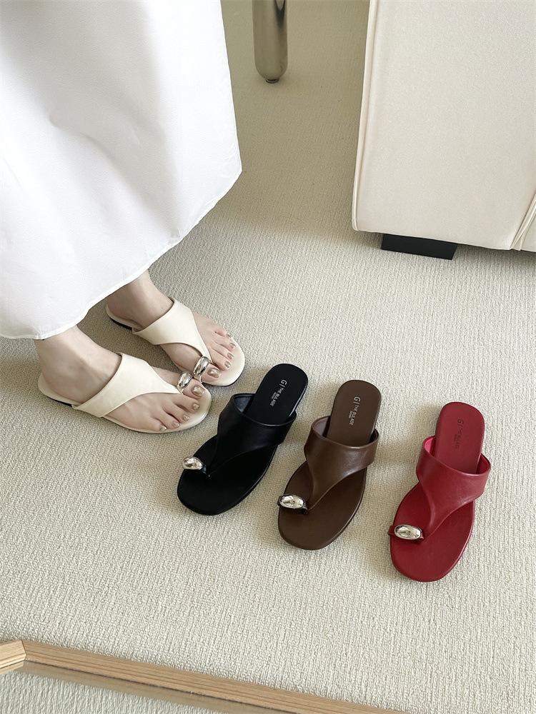 Flat bottom metal set toe slippers women's summer wear 2025 new holiday cool slippers Roman style flip-flops women